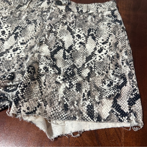 Kut from the Kloth Gidget High Rise Snake Print Cut Off Shorts Women’s Size 0 - Picture 8 of 16
